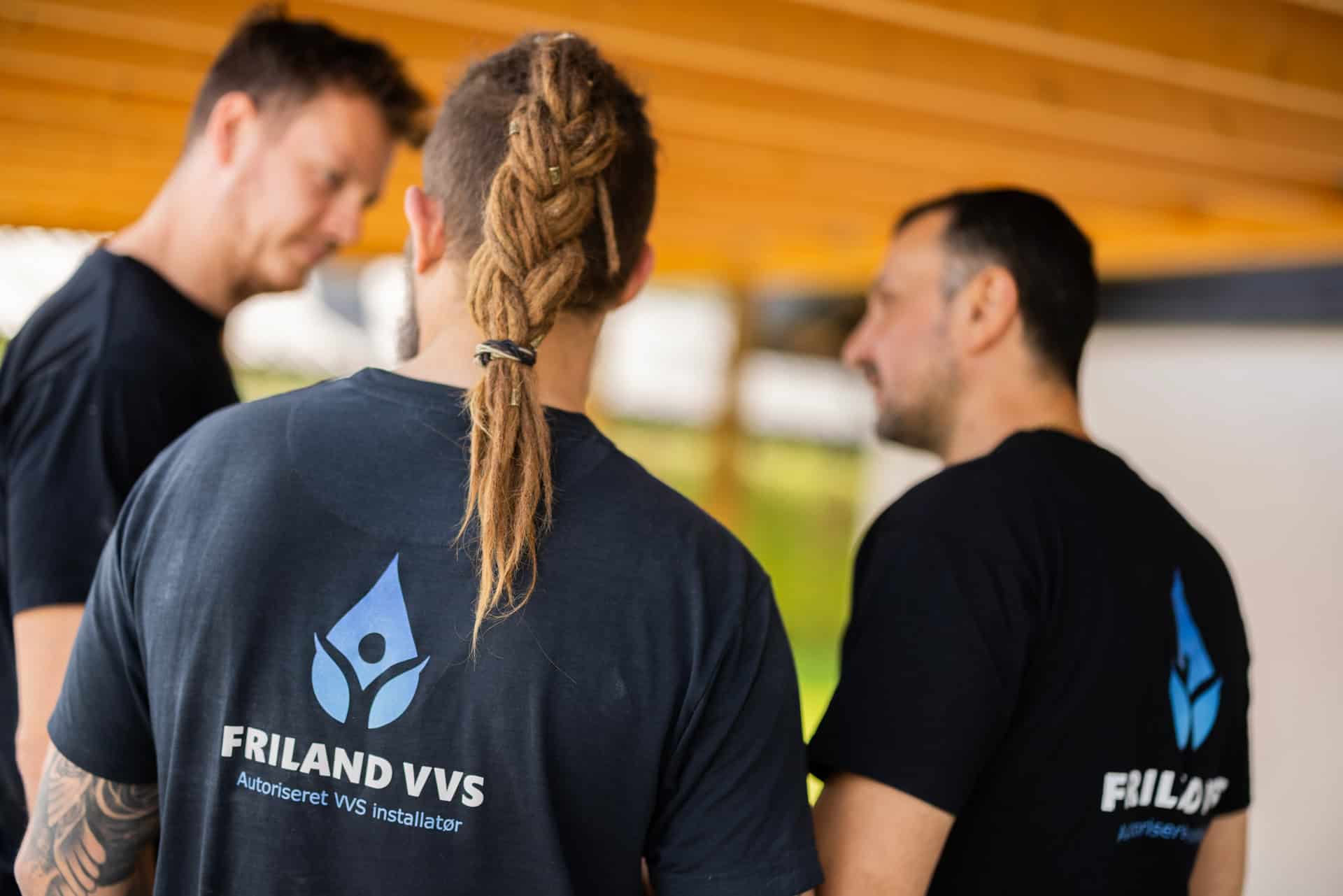 tre installatører fra Friland VVS som er ved at planlægge for en opgave, hvor der skal laves vvs i Helsinge