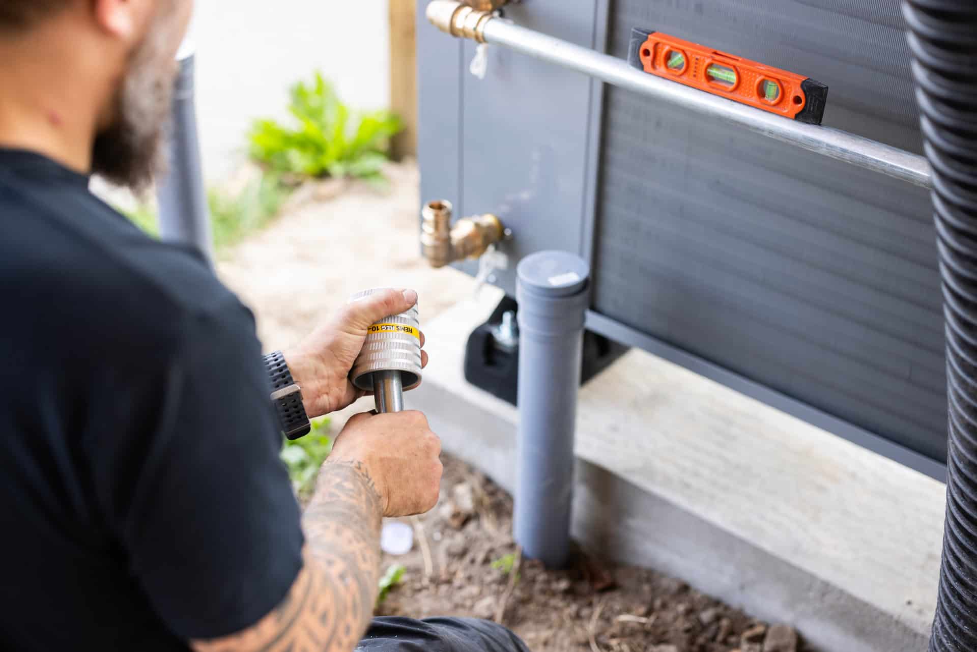 Installatør som er ved at samle en luft til luft varmepumpe, ude på en vvs opgave i Frederikssund
